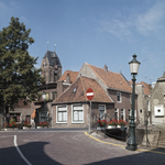 119948 Gezicht op het hoekhuis Noorder-IJsselkade en Romeijnstraat te Oudewater met op de achtergrond de ...